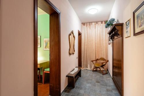un couloir avec une porte menant à une chambre dans l'établissement La Romea Altopascio, à Altopascio