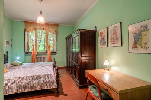 - une chambre avec un lit, un bureau et une fenêtre dans l'établissement La Romea Altopascio, à Altopascio
