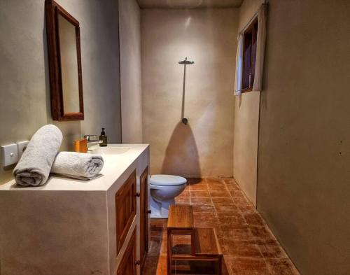 MungguにあるVilla Hideaway Seseh Beachのバスルーム(洗面台、トイレ付)