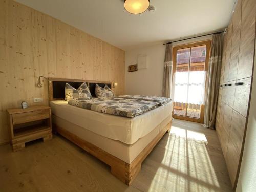 um quarto com uma cama grande num quarto em Residenz-Traithenblick em Bayrischzell