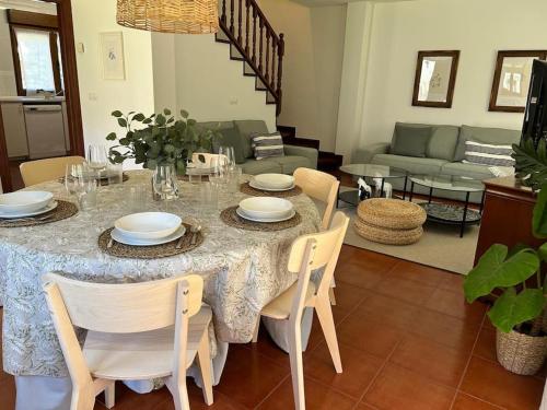 ein Wohnzimmer mit einem Tisch mit Stühlen und einer Couch in der Unterkunft Casa en Treceño in Treceño