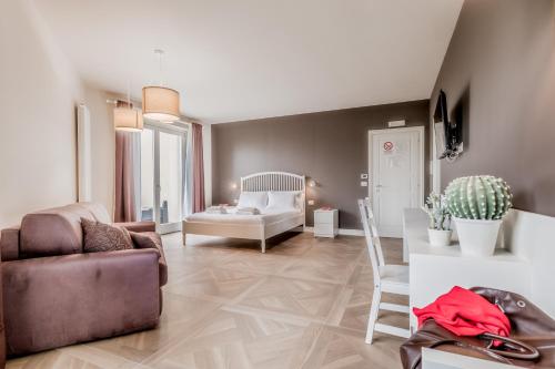 a living room with a couch and a chair at La Villa in Tivoli
