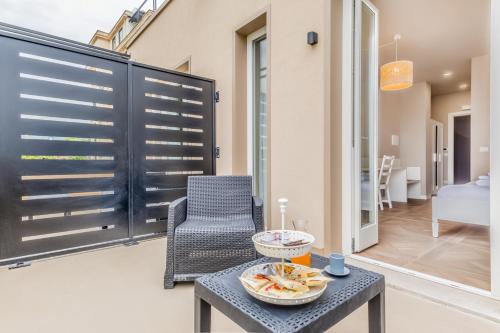 a living room with a table and a chair at La Villa in Tivoli