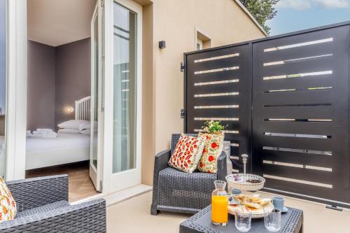 a patio with a table and chairs and a bed at La Villa in Tivoli