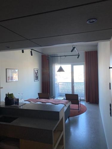 een slaapkamer met een bed en een tafel in een kamer bij Marstrands Havshotell in Marstrand