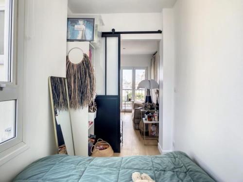une chambre avec un lit et un salon avec un couloir dans l'établissement Appartement Design proche Tour Eiffel avec Balcon, à Paris