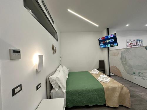 Zimmer mit einem Bett und einem Flachbild-TV in der Unterkunft San Saba Street Apartment 52 in Rom
