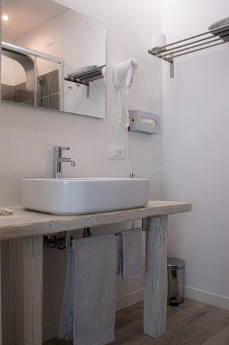 a bathroom with a sink and a mirror at Flyingaway in Borso del Grappa