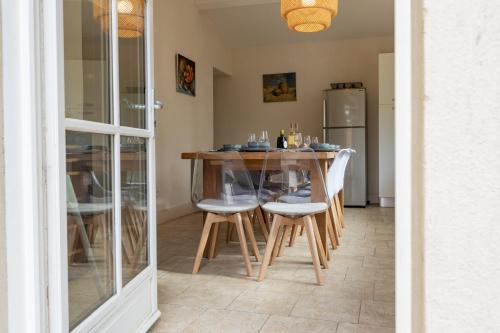 une salle à manger avec une table et des chaises dans l'établissement Maison Cantalauze - Pays Cathare - Carcassonne - Canal du Midi, à Trèbes