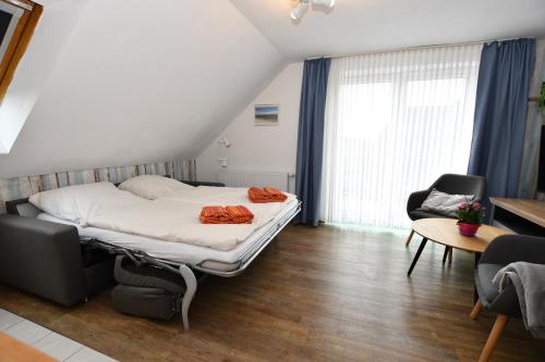 ボルクムにあるHaus-Koenigsduene-II-9のベッドルーム1室(ベッド1台、テーブル、椅子付)