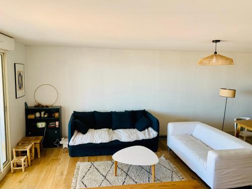 un salon avec un canapé et une table dans l'établissement Charmant appartement , vue mer, à Marseille