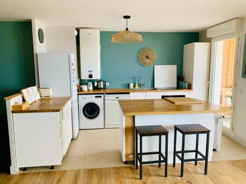une cuisine avec une table et deux tabourets dans l'établissement Charmant appartement , vue mer, à Marseille