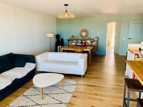 un salon avec un canapé et une table dans l'établissement Charmant appartement , vue mer, à Marseille