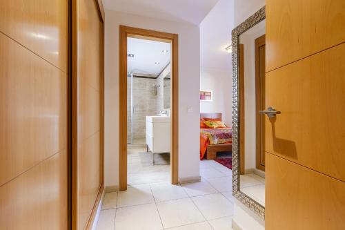 a hallway with a door and a mirror at A&N Penthouse La Vega in Caserío Almayate Bajo