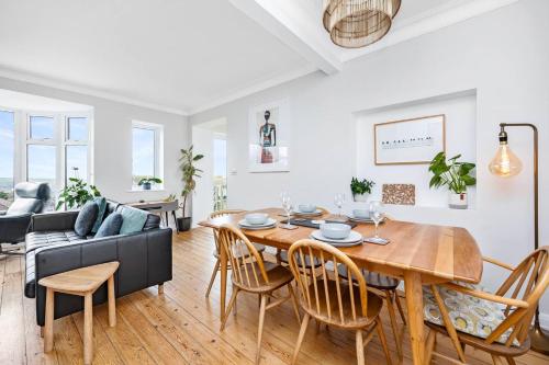 Ruang duduk di Spacious Saltdean Seaside Home Ample Free Parking Pass The Keys