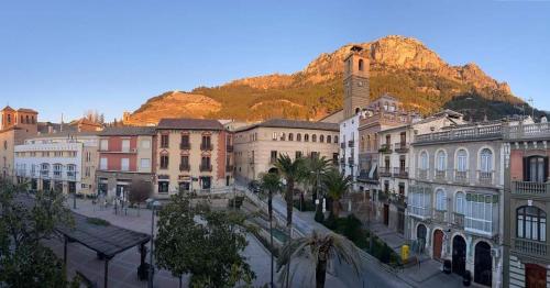 Una vista de una ciudad con una montaña al fondo. en Casa Rural CRISALÉN, en Cazorla