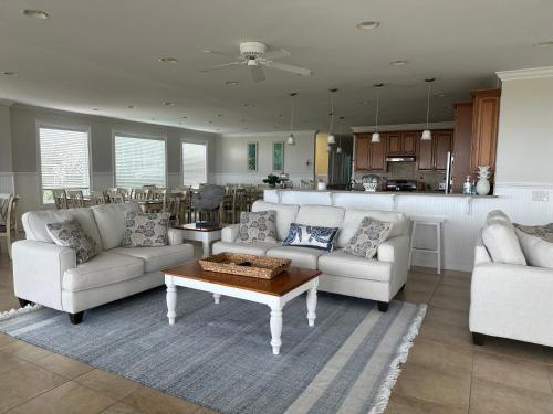 Χώρος καθιστικού στο Southern Charm of Holden Beach