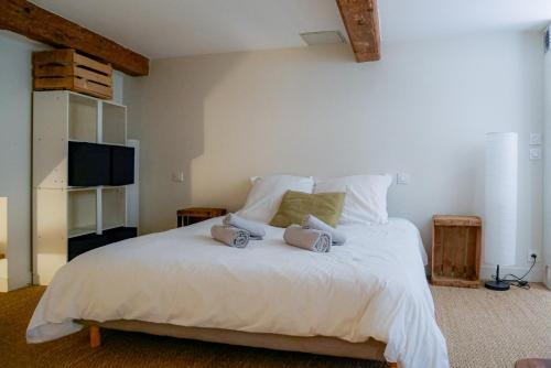 une chambre avec un lit avec deux animaux en peluche dessus dans l'établissement Hiding Place - Loft Toulousain Unique, à Toulouse