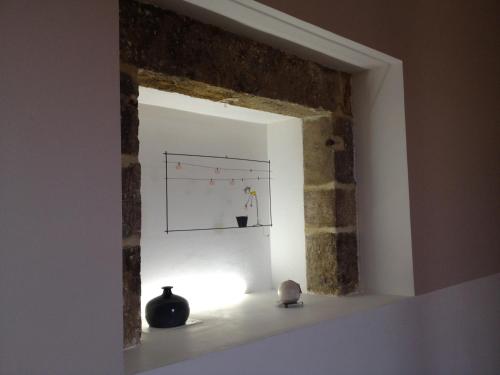 a room with a niche with a vase on a shelf at Le Mas des Loges - Les Vans / Chambonas in Chambonas