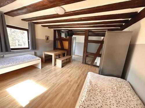 Zimmer mit 2 Etagenbetten und einer Leiter in der Unterkunft Monteurunterkunft Schwarzenbruck in Schwarzenbruck