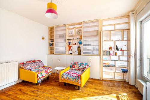 un salon avec deux chaises et une table dans l'établissement GuestReady - Charm Central in the 14th, à Paris