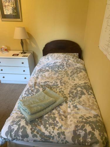 łóżko w pokoju z komodą i łóżko sidx sidx w obiekcie The Clan Boyd Room w mieście Kilmarnock