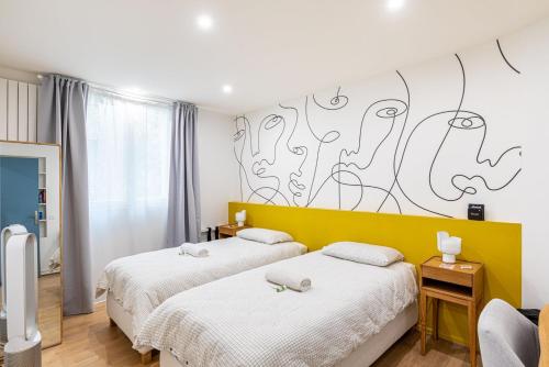 - 2 lits dans une chambre avec une fresque murale dans l'établissement GuestReady - Glamourous getaway in the 20th Arr., à Paris