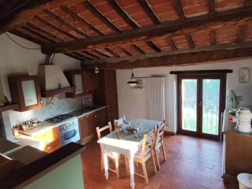 Köök või kööginurk majutusasutuses Tra lago e collina