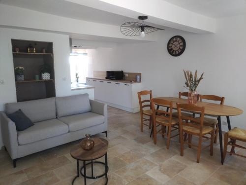 un salon avec un canapé et une table dans l'établissement Maison dans le luberon, à Viens