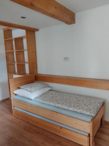 - une chambre avec des lits superposés dans l'établissement Apartament u Micka Poronin 5 km od Zakopanego, à Poronin