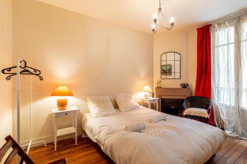une chambre avec un lit et un bureau dans l'établissement GuestReady - Boulogne near Roland-Garros, à Boulogne-Billancourt