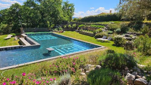 une piscine au milieu d'un jardin dans l'établissement La Medievale du Luberon, à Roussillon