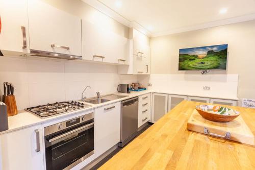 Dapur atau dapur kecil di Snowcreek 2 Alpine Chalet, Private Garage