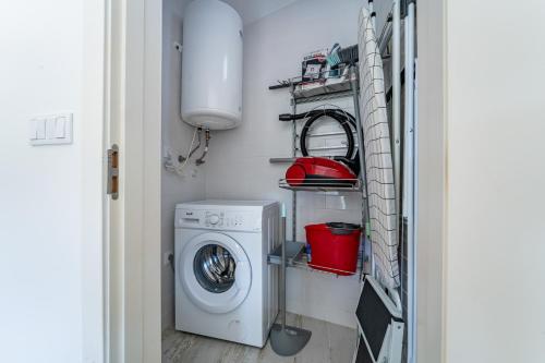 a laundry room with a washer and dryer at Casa da Quinta in Foz do Sousa