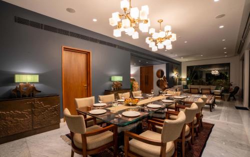 a dining room with a long table and chairs at Amorzito by Solitaire Stays in Marmagao