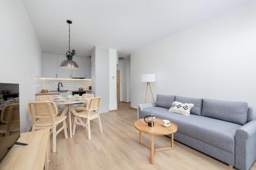 una sala de estar con un sofá y una mesa en Apartament z Tarasem by Noclegi Renters, en Szczecin