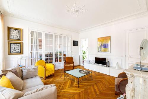 un salon avec un canapé et une table dans l'établissement GuestReady - Appartement Parisien dans le 10ème, à Paris