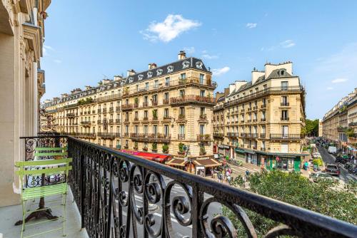 une vue d'une ville depuis un balcon dans l'établissement GuestReady - Appartement Parisien dans le 10ème, à Paris