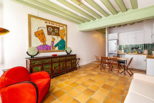 un salon avec un canapé rouge et une table dans l'établissement GuestReady - Parisian bliss near the Louvre Museum, à Paris