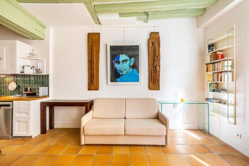 uma sala de estar com uma cadeira e uma cozinha em GuestReady - Parisian bliss near the Louvre Museum em Paris
