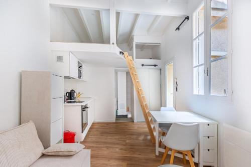 Ce petit appartement comprend une table à manger et une cuisine. dans l'établissement GuestReady - A Downtown stay in Bordeaux, à Bordeaux
