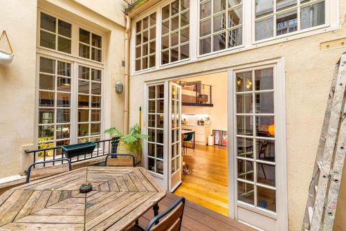 Cette grande chambre dispose d'une table et de chaises en bois. dans l'établissement GuestReady - One glorious stay in Le Marais, à Paris