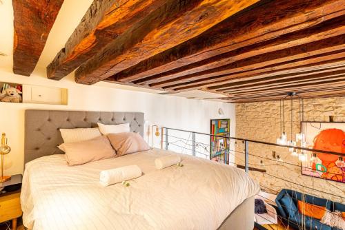 une chambre avec un lit et un mur de briques dans l'établissement GuestReady - One glorious stay in Le Marais, à Paris