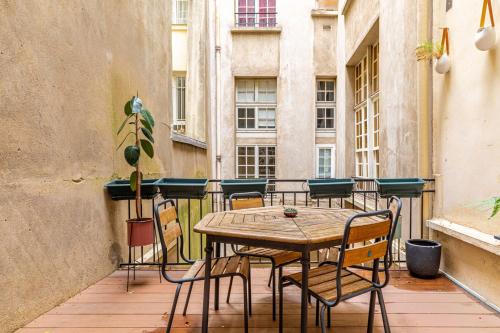 un patio avec une table et des chaises sur un balcon dans l'établissement GuestReady - One glorious stay in Le Marais, à Paris