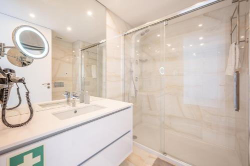a bathroom with a shower and a sink at GuestReady - Beachfront Naufrago's Retreat 2 in Sesimbra