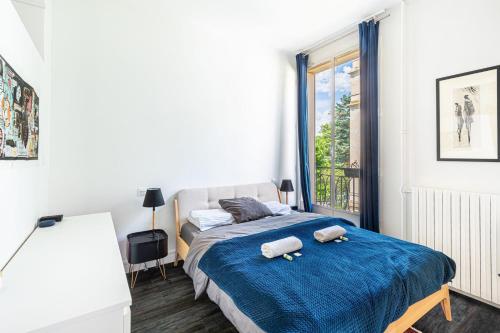 une chambre avec un lit avec deux serviettes dessus dans l'établissement GuestReady - Bel Appartement au 16ème arr., à Paris