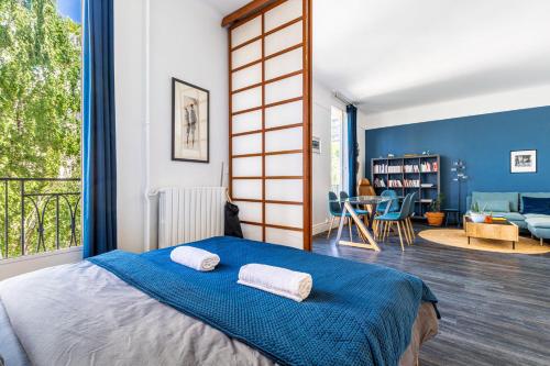 une chambre avec un lit et un salon dans l'établissement GuestReady - Bel Appartement au 16ème arr., à Paris