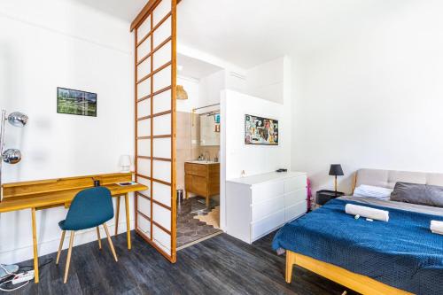 une chambre avec un lit, un bureau et un miroir dans l'établissement GuestReady - Bel Appartement au 16ème arr., à Paris