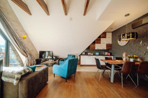 a living room with a couch and a table at Norweska Dolina Family&Pet-friendly Resort in Szklarska Poręba