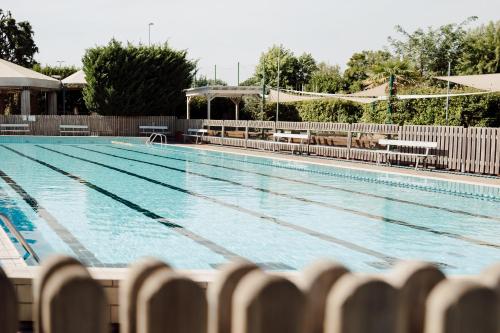 una gran piscina de agua azul en Camping Del Sole Village en Iseo